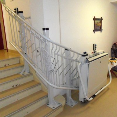 Plattformlifte für kurvige Treppen